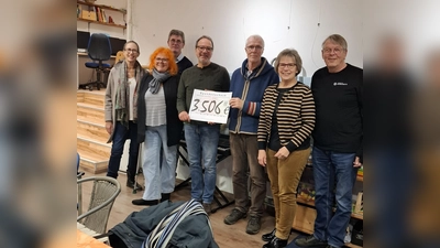 Große Freude bei Konzertveranstaltern und Zweiter Heimat über das finanzielle Ergebnis des Konzerts auf dem Brüderkirchhof (v.l.): Uschi Sohnefeld, Hilla Zavelberg-Simon, Alfred Berge, Wilm Pollmann, Gerd Rieke, Gertrud Flore und Andreas Knoblauch-Flach (Foto: Museum der Menschheit)