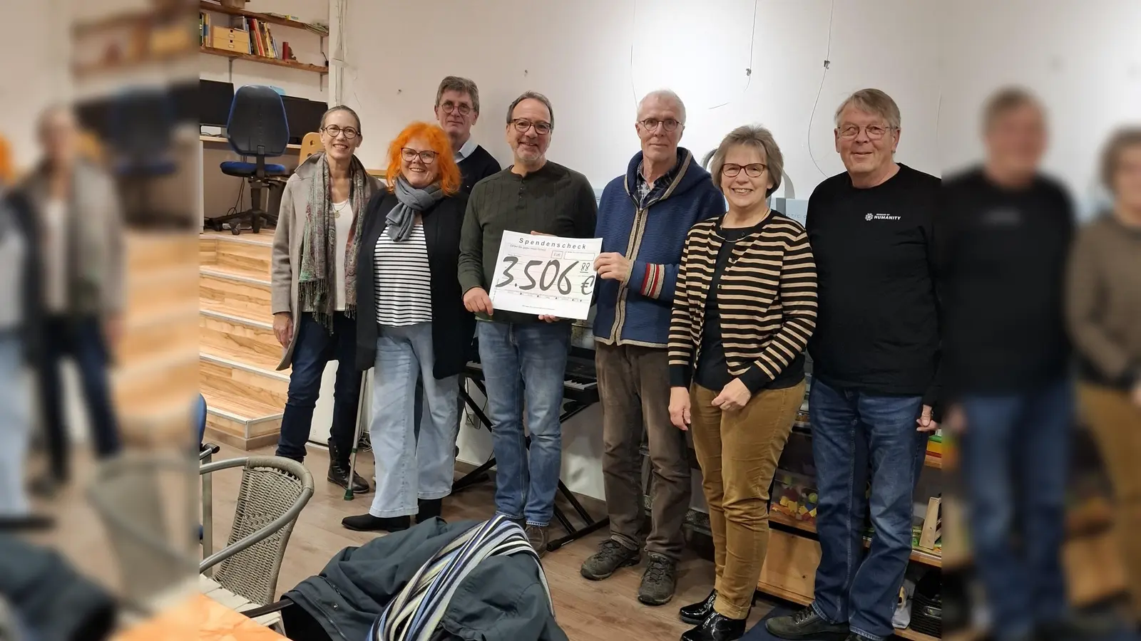 Große Freude bei Konzertveranstaltern und Zweiter Heimat über das finanzielle Ergebnis des Konzerts auf dem Brüderkirchhof (v.l.): Uschi Sohnefeld, Hilla Zavelberg-Simon, Alfred Berge, Wilm Pollmann, Gerd Rieke, Gertrud Flore und Andreas Knoblauch-Flach (Foto: Museum der Menschheit)