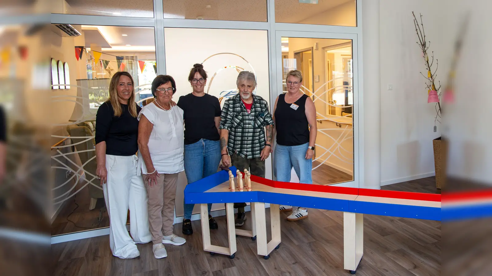 Die neue mobile Kegelbahn bereichert von sofort an den Alltag im St. Marien Seniorentreff der KHWE (von links): Simone Becker (Pflegedienstleitung St. Marien Seniorentreff), Brigitte Runte (Tagesgast), Nadine Schmitz (Einrichtungsleitung), Siegward Neumann (Tagesgast) und Ramona Busse (Pflegefachkraft). (Foto: KHWE)