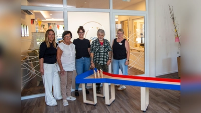 Die neue mobile Kegelbahn bereichert von sofort an den Alltag im St. Marien Seniorentreff der KHWE (von links): Simone Becker (Pflegedienstleitung St. Marien Seniorentreff), Brigitte Runte (Tagesgast), Nadine Schmitz (Einrichtungsleitung), Siegward Neumann (Tagesgast) und Ramona Busse (Pflegefachkraft). (Foto: KHWE)