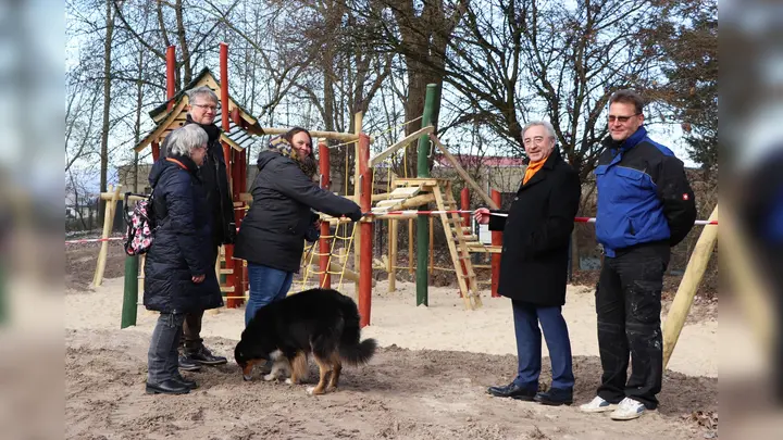 Auch wenn das Wetter noch nicht mitspielt, die Kinder können nicht länger warten: Bei frostigen Temperaturen weihen (v.l.) Angela Schürzeberg (Vorsitzende des Kuratoriums), Klinikleiter Dr. Dirk Dammann, Manuela Groth (Bereichsleitung Institutsambulanz), Martin Kupper (Vorstand) und Michael Schubert (Haustechnik) den Spielplatz ein. Mit Kinderpunsch, Tee und Kaffee stoßen alle gemeinsam auf die neue Spiellandschaft an. (Foto: Albert-Schweitzer-Familienwerk)