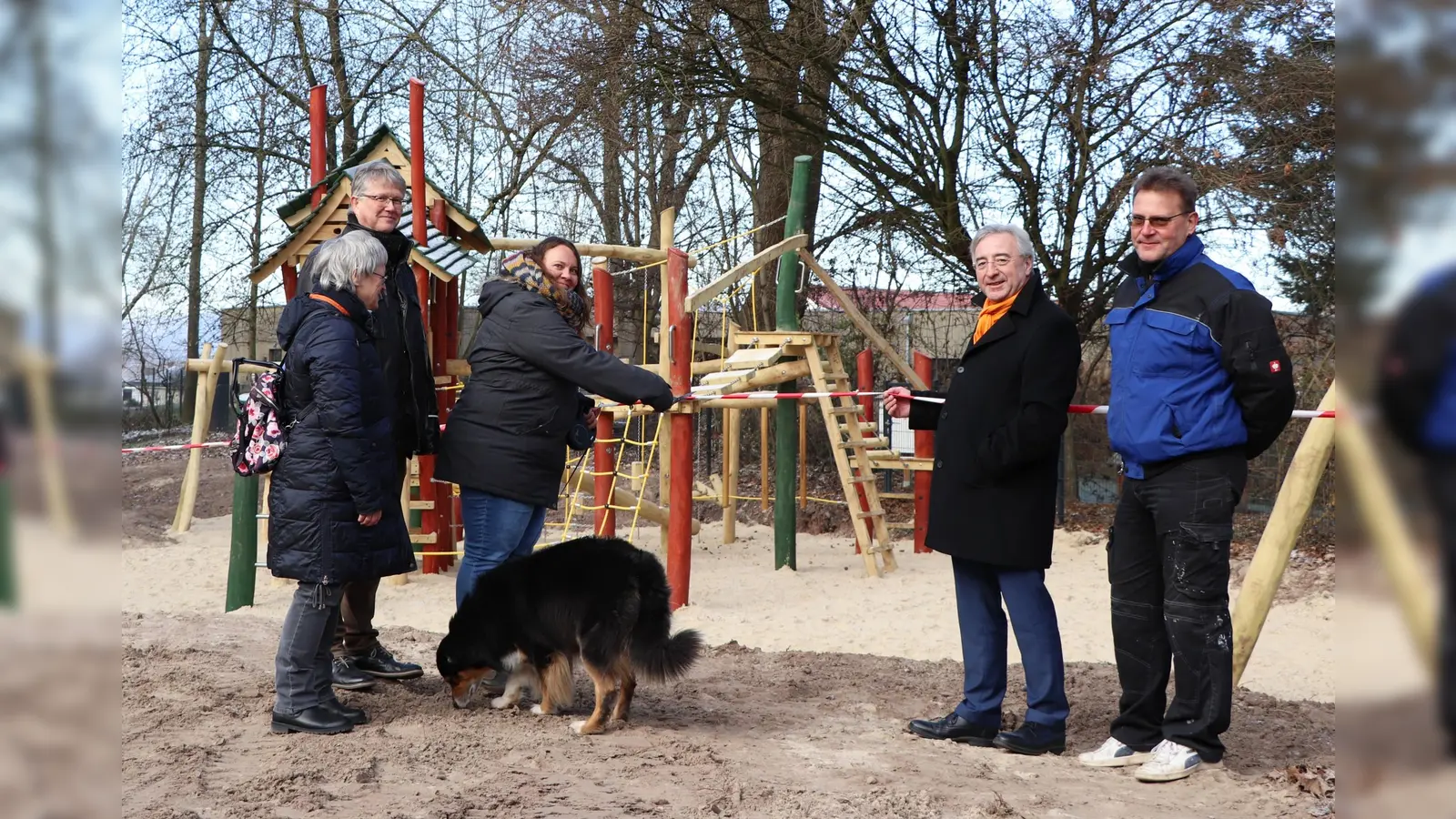 Auch wenn das Wetter noch nicht mitspielt, die Kinder können nicht länger warten: Bei frostigen Temperaturen weihen (v.l.) Angela Schürzeberg (Vorsitzende des Kuratoriums), Klinikleiter Dr. Dirk Dammann, Manuela Groth (Bereichsleitung Institutsambulanz), Martin Kupper (Vorstand) und Michael Schubert (Haustechnik) den Spielplatz ein. Mit Kinderpunsch, Tee und Kaffee stoßen alle gemeinsam auf die neue Spiellandschaft an. (Foto: Albert-Schweitzer-Familienwerk)