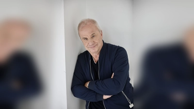Gibt Einblicke in sein Leben: Hubertus Meyer-Burckhardt sammelte seit seiner Jugend in einem Notizbuch inspirierende und motivierende Gedanken – dabei herausgekommen ist sein neuer Bestseller mit „90 Zitaten, die mich immer wieder begeistern“. (Foto: Sebastian Fuchs)