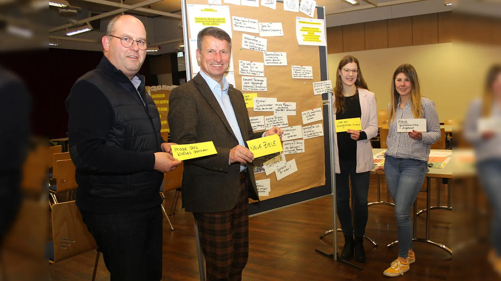 Das Kreisentwicklungskonzept ist auf einem guten Weg. Über die neuen Ziele, Ideen, Wünsche, Anregungen und konstruktive Kritik beim Bürgerforum freuten sich (von links): Michael Stolte, Geschäftsführer der Gesellschaft für Wirtschaftsförderung (GfW), Landrat Michael Stickeln, Sandra Dreker (Leiterin der Abteilung Gemeinschaftsbüro Landrat beim Kreis Höxter) sowie Marie Veltmaat (Mitarbeiterin beim Beratungsunternehmen „cima“).  (Foto: Foto: Kreis Höxter )