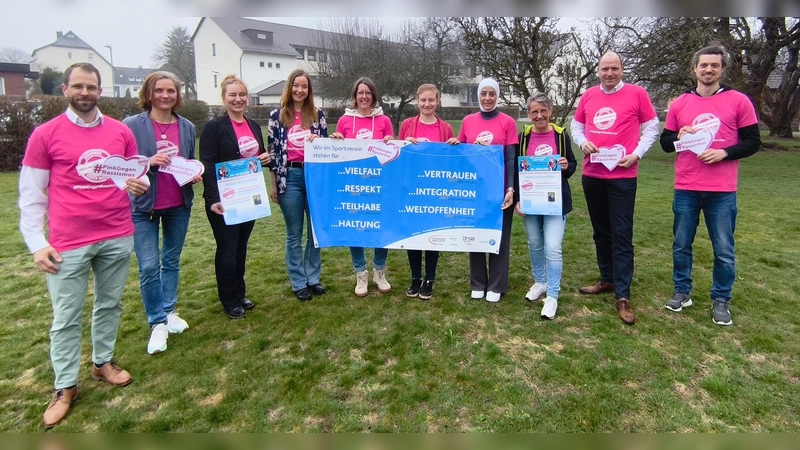 V.l.: Nils Dorn (Sparkasse Paderborn-Detmold-Höxter), Agnieszka Weisser (Kommunales Integrationszentrum Kreis Höxter), Manuela Kupsch (Kreisdirektorin des Kreises Höxter), Marleen Menne (Vereinigte Volksbank), Petra Huppert-Buch und Anna Ostermann (beide Kreissportbund Höxter), Safaa Al Sabsabi und Sharon Jackson (beide HLC Höxter, Stützpunktverein „Integration durch Sport”), Stefan Vogt (Volksbank Höxter) und Arne Tegtmeyer (Kreissportbund Höxter). (Foto: privat)
