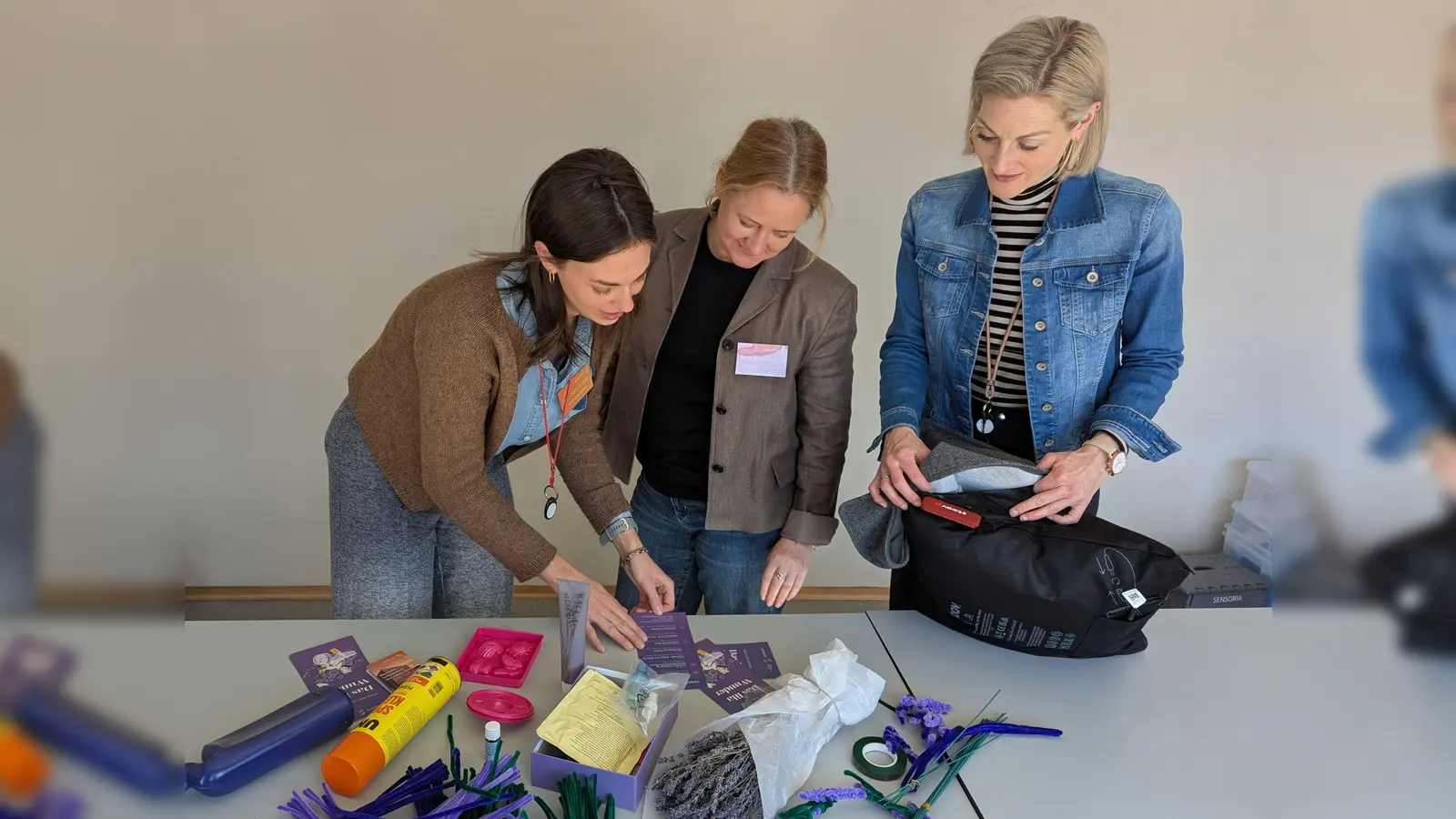 Das Sensoria Team (v.l. Ann-Kathrin Otte, Rima Alisauskiene und Dominique Bonneau-Kaunath) trifft die letzten Entscheidungen zur Gestaltung des Themenjahres. (Foto: Stadtmarketing Holzminden GmbH)