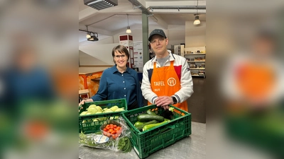 Anja Kurth (ZEE) und Sascha Stein (Holzmindener Tafel) (Foto: ZEE)