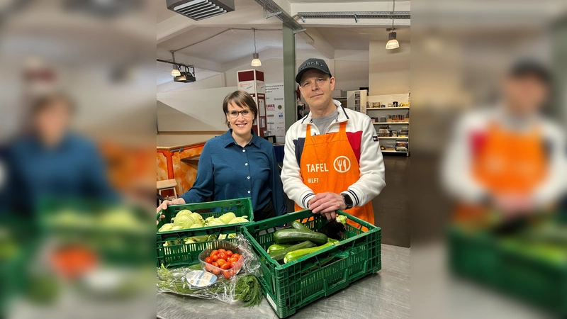 Anja Kurth (ZEE) und Sascha Stein (Holzmindener Tafel) (Foto: ZEE)