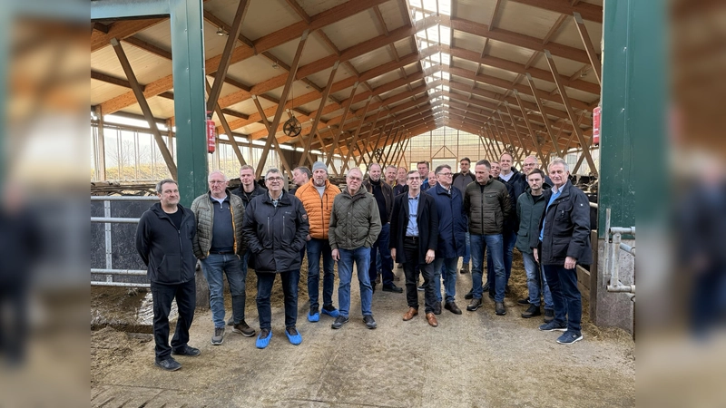 Praxisnahe Einblicke und konstruktiver Austausch: Das Gespräch zwischen Vertretern der heimischen Landwirtschaft, den Ortsvorstehern und den Vertretern der Hansestadt Warburg fand in diesem Jahr auf dem landwirtschaftlichen Betrieb von Ansgar Grothe in Dalheim statt. (Foto: Stadt Warburg)