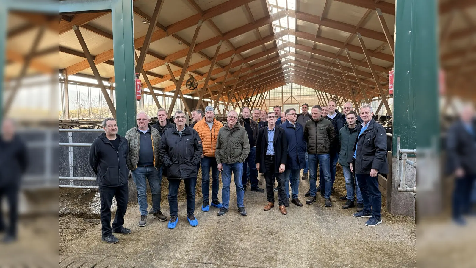 Praxisnahe Einblicke und konstruktiver Austausch: Das Gespräch zwischen Vertretern der heimischen Landwirtschaft, den Ortsvorstehern und den Vertretern der Hansestadt Warburg fand in diesem Jahr auf dem landwirtschaftlichen Betrieb von Ansgar Grothe in Dalheim statt. (Foto: Stadt Warburg)