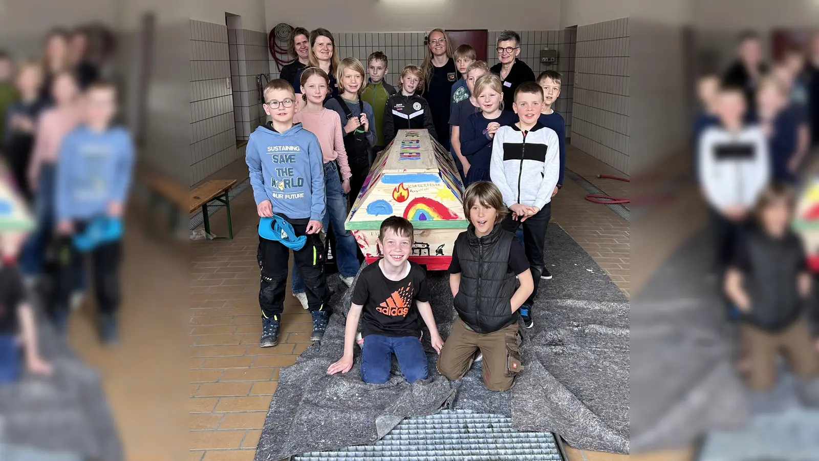 Das Bild zeigt (unten links) Johann Sprenger und Ferdinand Berlage, links stehend von vorne Lean Diekmann, Mathilda Sökefeld, Jonas Zimmermann, Betreuerin der Kinderfeuerwehr Sabine Stromberg, Daniela Zimmermann von Rita Riepe Bestattungen, Lorenz Dierkes, (Mitte hinten) Hannes Brinkmann, (vorne rechts stehend) Levin Oestreich, Helena Evers, Johannes Stromberg, Linus Lücke, Rita Riepe Bestattungen, Noah Zimmermann, Betreuerin der Kinderfeuerwehr Kira Conze. (Foto: privat)