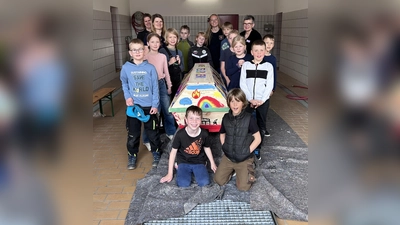 Das Bild zeigt (u.l.) Johann Sprenger und Ferdinand Berlage, links stehend v.v. Lean Diekmann, Mathilda Sökefeld, Jonas Zimmermann, Betreuerin der Kinderfeuerwehr Sabine Stromberg, Daniela Zimmermann von Rita Riepe Bestattungen, Lorenz Dierkes, (Mitte hinten) Hannes Brinkmann, (vorne rechts stehend) Levin Oestreich, Helena Evers, Johannes Stromberg, Linus Lücke, Rita Riepe Bestattungen, Noah Zimmermann, Betreuerin der Kinderfeuerwehr Kira Conze. (Foto: privat)