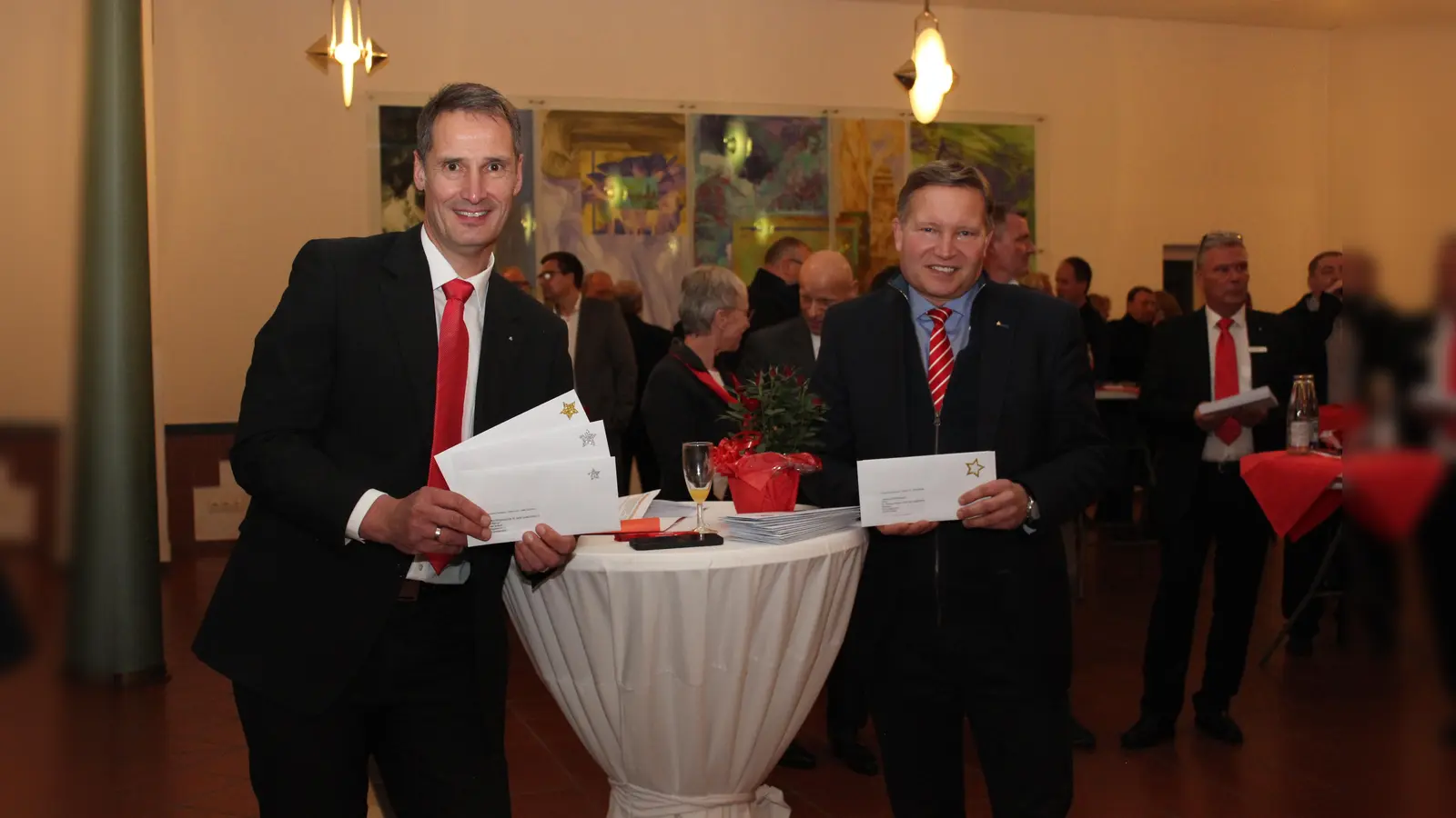 Für Ralf Patock (re.) und Andreas Auerbach vom Vorstand der Grebensteiner Stadtsparkasse ist es jedes Mal eine Freude das ehrenamtliche Engagement der Vereine und Verbände in der Region zu fördern. (Foto: Inge Seidenstücker)