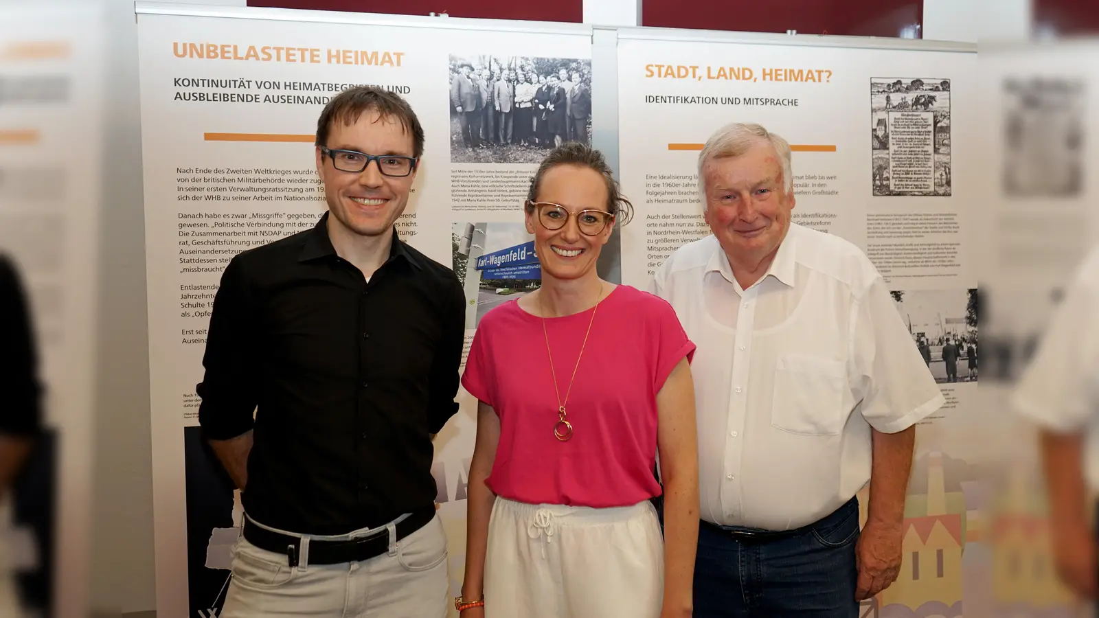 Freuen sich über neue Ausstellung „Heimat gestalten – Westfalen erzählen“ im Kreishaus in Höxter: (v.l.) André-Marcel Siegel (Referent des Westfälischen Heimatbundes und Wissenschaftlicher Mitarbeiter im LWL-Institut für westfälische Regionalgeschichte), Julia Siebeck (Kulturmanagerin Kreis Höxter) und Kreisheimatpfleger Hans-Werner Gorzolka.  (Foto: Kreis Höxter)