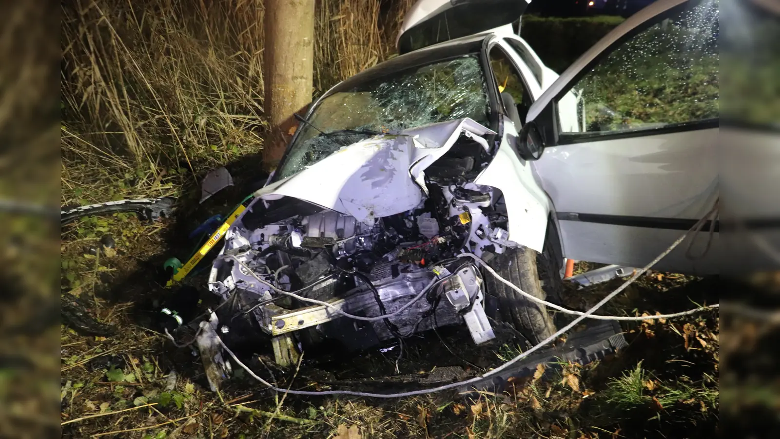 Der verunfallte Pkw, nachdem der Unfallverursacher aus dem Fahrzeug geborgen wurde. (Foto: Polizei Kreis Höxter)