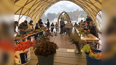 In den großen Strohboid-Zelten im Archäologiepark Höxter können Kursteilnehmer am 23. November Adventskränze binden. (Foto: Huxarium Gartenpark Höxter)