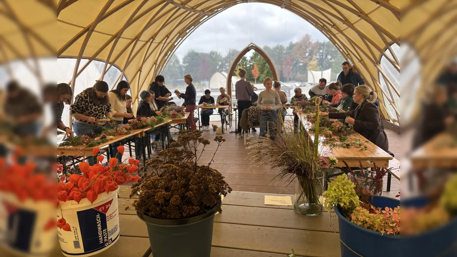 In den großen Strohboid-Zelten im Archäologiepark Höxter können Kursteilnehmer am 23. November Adventskränze binden. (Foto: Huxarium Gartenpark Höxter)