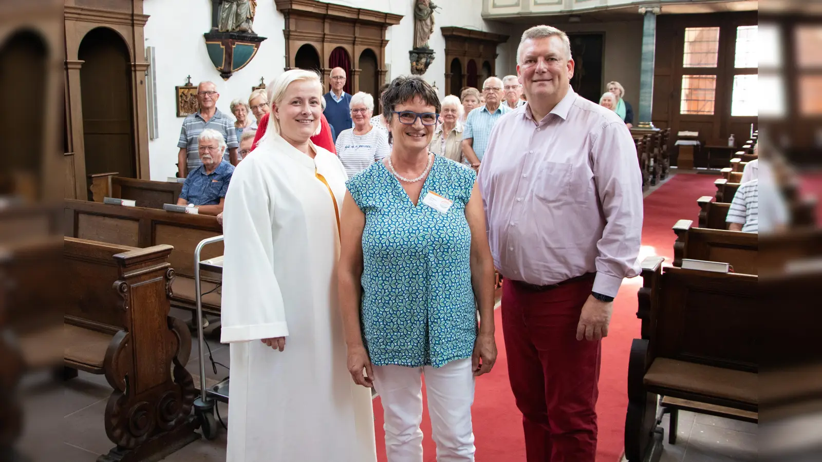 Einmal im Jahr treffen sich die Ehrenamtlichen der Besuchsdienste in der KHWE zum gemeinsamen Austausch (v.l.): Krankenhausseelsorgerin Yvonne Engemann, Referentin für Unternehmenskultur Barbara Streit und KHWE-Geschäftsführer Christian Jostes.  (Foto: KHWE)