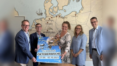 Mit Vorfreude auf die 67. Warburger Oktoberwoche präsentieren (v. l.) Stadtwerke-Geschäftsführer Leander Sasse, Bürgermeister Tobias Scherf, die Eventmanagerinnen Kristina Imhoff und Melanie Glade sowie Erster Beigeordneter Andreas Niggemeier das offizielle Plakat.  (Foto: Stadt Warburg)