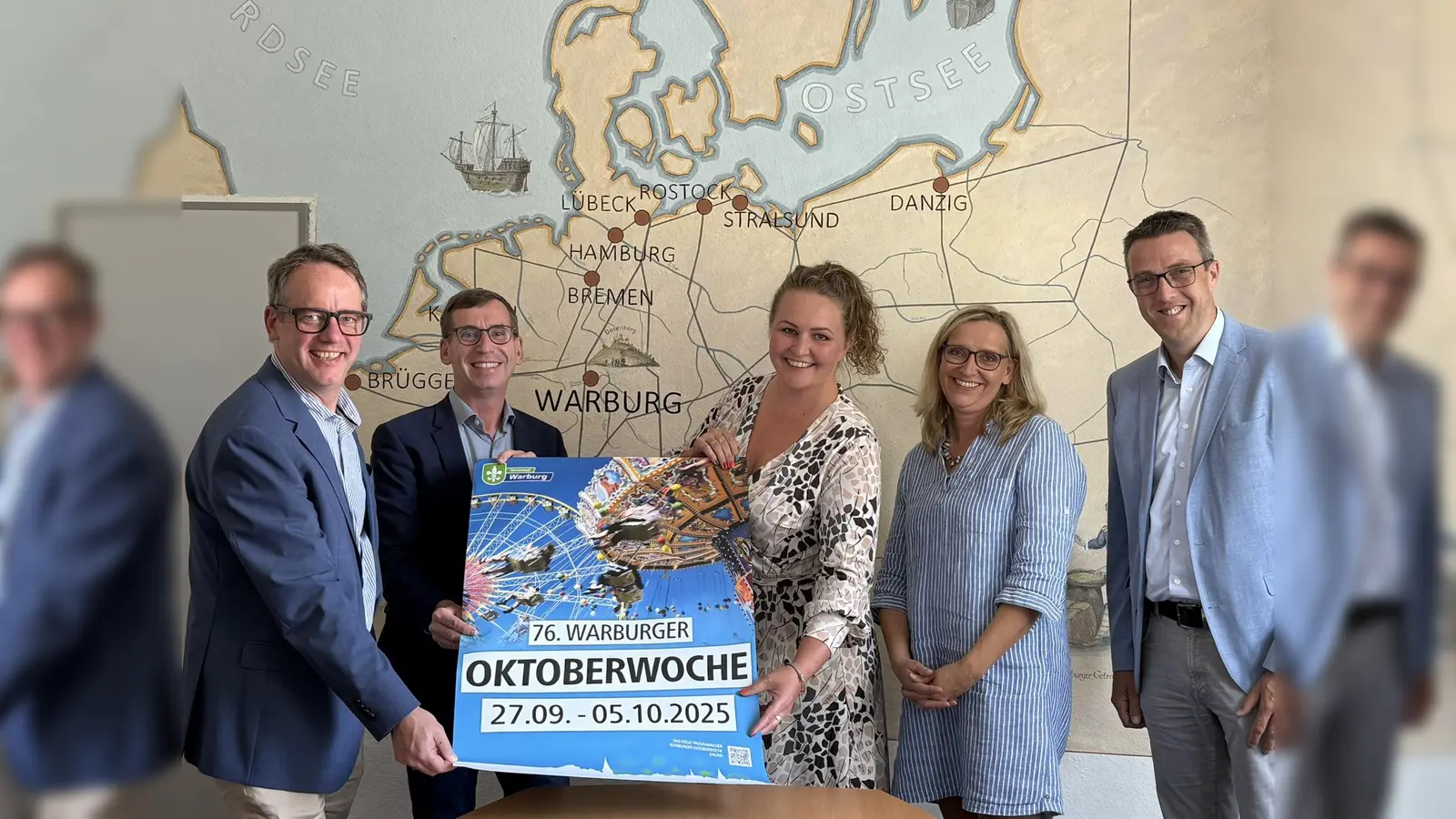 Mit Vorfreude auf die 67. Warburger Oktoberwoche präsentieren (v. l.) Stadtwerke-Geschäftsführer Leander Sasse, Bürgermeister Tobias Scherf, die Eventmanagerinnen Kristina Imhoff und Melanie Glade sowie Erster Beigeordneter Andreas Niggemeier das offizielle Plakat.  (Foto: Stadt Warburg)