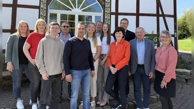 Der Vorstand der „Dorf- und Zukunftswerkstatt“ (v.l.): Theresa Weskamp, Luisa Wiemers, Luis Mikus-Homisse, Werner Gadzinski, Guido Kaltwasser, Louisa Märkel, Stephan Kling, Maria Grawe, Bernadett Krawinkel, Josef Krawinkel, Franz-Hermann Allerkamp und Hildegard Vogt. (Foto: privat)
