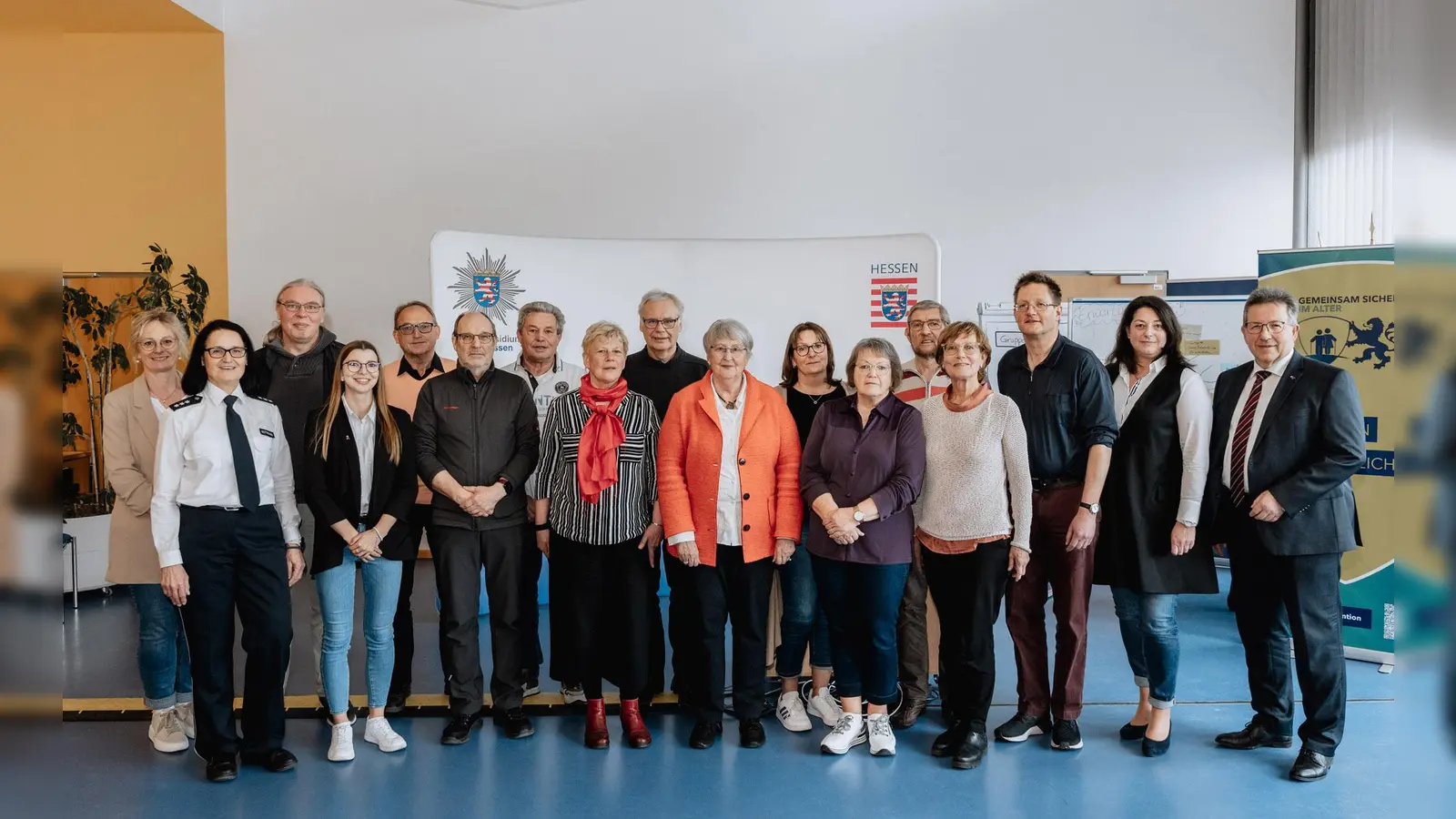 Bei der Begrüßung in Kassel (v.l.): Nadine Zinn, Susanne Gottmann (beide PPNH, E4), Ingo Heise (Hessisch Lichtenau), Katrin Esaulov (E4), Hartmut Vogt (Wolfhagen), Michael Friedrich (Lohfelden), Gerhold Becker (Borken), Birgit Schubert (Niestetal), Horst Koth (Eschwege), Marianne Schmutzler (Witzenhausen), Cristiane Appel (Wolfhagen), Christa Meder (Witzenhausen), Ernst-Helmar Knappe (Habichtswald), Martina Lootz (Helsa), Jürgen Luedtke (Frielendorf), Sabine Knöll (E4), Polizeivizepräsident Klaus Wittich. (Foto: Polizeipräsidium Nordhessen)