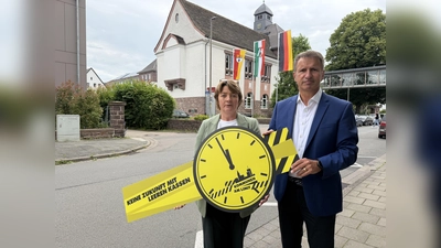 Überall in Deutschland machen am heutigen Aktionstag „Kommunen am Limit“ Kreise, Städte und Gemeinden auf die dramatische Finanzlage aufmerksam. Auch Landrat Michael Stickeln und Kreiskämmerin Sigrid Wichmann richten einmal mehr ihre Forderungen an Bund- und Landesregierung, endlich strukturelle Reformen umzusetzen. (Foto: Kreis Höxter)