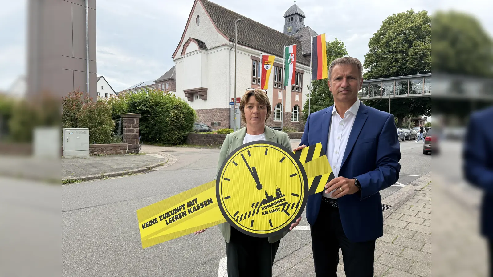 Überall in Deutschland machen am heutigen Aktionstag „Kommunen am Limit“ Kreise, Städte und Gemeinden auf die dramatische Finanzlage aufmerksam. Auch Landrat Michael Stickeln und Kreiskämmerin Sigrid Wichmann richten einmal mehr ihre Forderungen an Bund- und Landesregierung, endlich strukturelle Reformen umzusetzen. (Foto: Kreis Höxter)