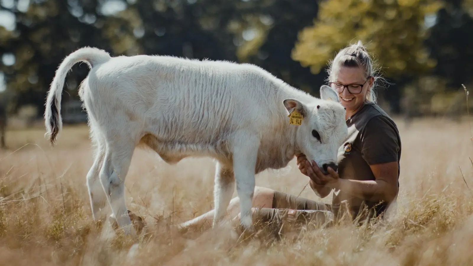 Weicht ihr nicht von der Seite: Die kleine Vilma mit Ziehmutter Lena Waldeck (Foto: Tierpark Sababurg)