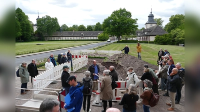Aktuelle archäologische Untersuchungen auf dem Gelände der ehemaligen Benediktinerabtei Corvey erläuterte Stadtarchäologe Ralf Mahytka (Mitte) beim Netzwerk-Auftakttreffen. (Foto: Kirchengemeinde Corvey)