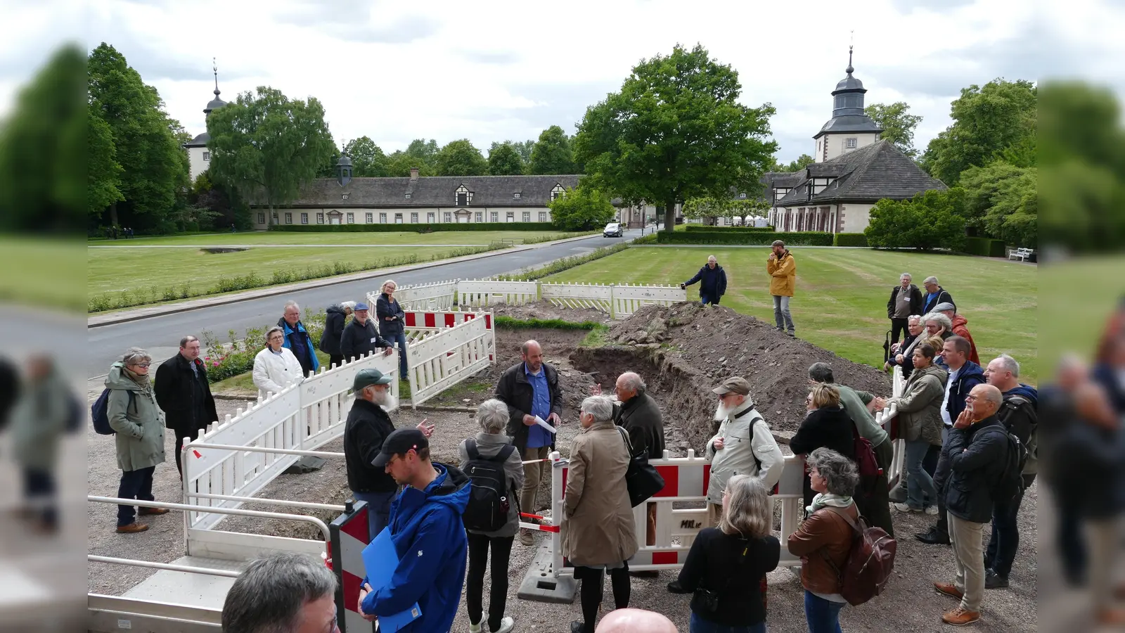 Aktuelle archäologische Untersuchungen auf dem Gelände der ehemaligen Benediktinerabtei Corvey erläuterte Stadtarchäologe Ralf Mahytka (Mitte) beim Netzwerk-Auftakttreffen. (Foto: Kirchengemeinde Corvey)