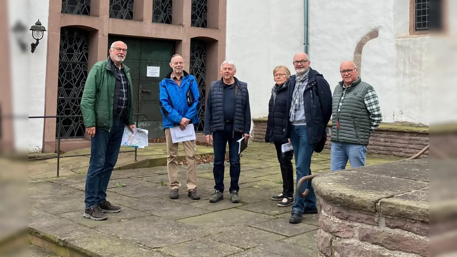 Vor der Kirche (v.l.): Roland Hesse (SU Vorsitzender), Ludger Mahrenholz, Franz Büker (CDU Ortsvorsitzender), Marianne Überdick, Johannes Büker, Hartmut Schwämmle (Foto: privat)