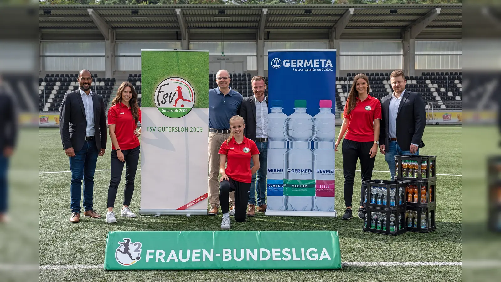 Vorfreude auf eine starke Partnerschaft (v.l.): Chris Punnakkattu Daniel (Strategischer Berater, FSV Gütersloh), Leonie Kreil (Spielerin, FSV Gütersloh), Olaf Eickelmeier (Leiter Marketing, Heil- und Mineralquellen Germete GmbH), Hedda Wahle (kniend, Spielerin, FSV Gütersloh), Tobias Neumann (stellv. Geschäftsführer &amp; Leiter Marketing / Sponsoring, FSV Gütersloh), Jacqueline Manteas (Spielerin, FSV Gütersloh) und Dennis Ambrosius (Gebietsverkaufsleiter Nord/West, Heil- und Mineralquellen Germete GmbH). (Foto: Boris Kessler/FSV Gütersloh 2009)
