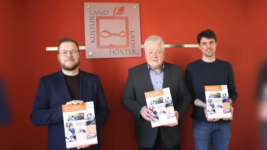 Präsentieren den Sozialdatenbericht 2023 (von links): Benny Baron (Abteilung Soziales, Pflege und Schwerbehinderung), Klaus Brune, Leiter des Fachbereichs Familie, Jugend und Soziales, sowie Hendrik Falke (Abteilung Soziales, Pflege und Schwerbehinderung).  (Foto: Kreis Höxter)