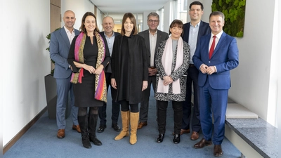 Die OWL-Landrätekonferenz tagte erstmals nach der Kommunalwahl in neuer Zusammensetzung bei der Bezirksregierung Detmold (v.l.): Ali Doğan (Landrat des Kreises Minden-Lübbecke), Regierungspräsidentin Anna Katharina Bölling, Christoph Rüther (Landrat des Kreises Paderborn), Ina Laukötter (Landrätin des Kreises Gütersloh), Meinolf Haase (Landrat des Kreises Lippe), Regierungsvizepräsidentin Anke Recklies, Mirco Schmidt (Landrat des Kreises Herford) und Michael Stickeln (Landrat des Kreises Höxter).  (Foto: Bezirksregierung Detmold)