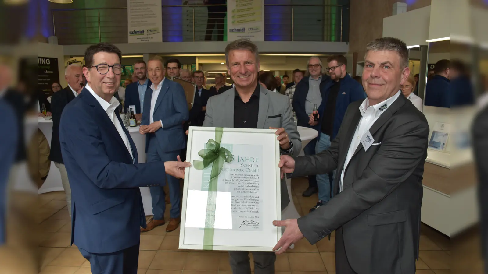 Landrat Michel Stickeln überreichte eine Urkunde. (Foto: Barbara Siebrecht)