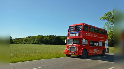 Der rote Doppeldecker im „London Style” rollt am Freitag, dem 8. September, auf den Vorplatz der Dechanai in Höxter. Experten stehen dort für Fragen rund ums Thema Schlaganfall und Herz-Kreislauf-Erkrankungen zur Verfügung. (Foto: KHWE)