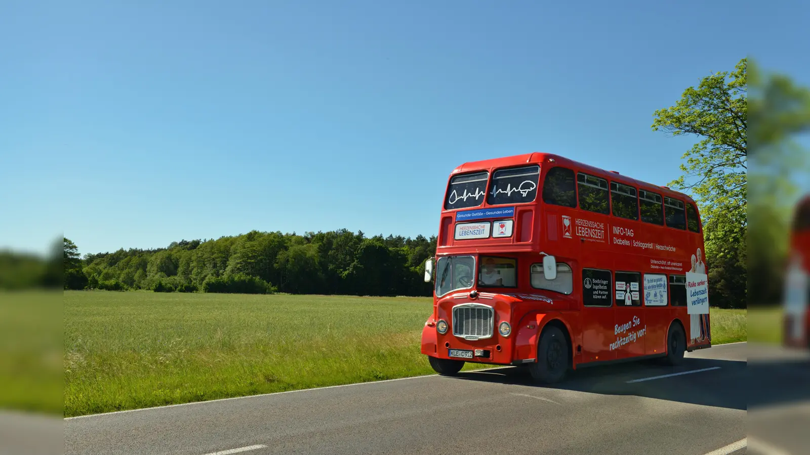 Der rote Doppeldecker im „London Style” rollt am Freitag, dem 8. September, auf den Vorplatz der Dechanai in Höxter. Experten stehen dort für Fragen rund ums Thema Schlaganfall und Herz-Kreislauf-Erkrankungen zur Verfügung. (Foto: KHWE)