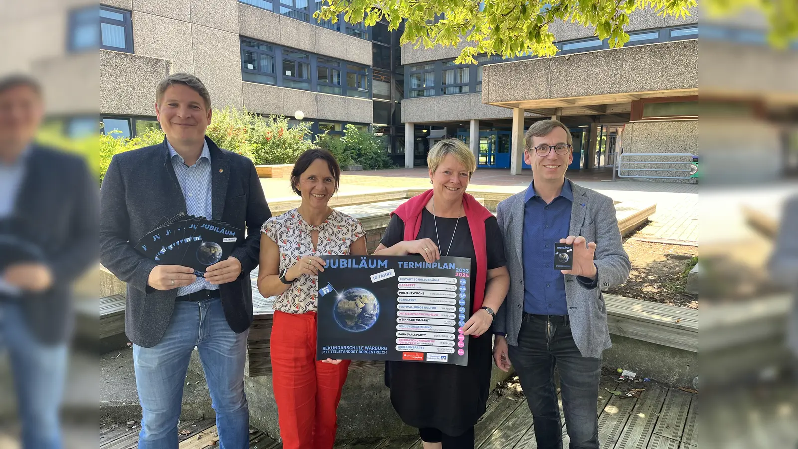 (v.l.) Nicolas Aisch, Bürgermeister von Borgentreich, Annette Rinteln, Standortleiterin Borgentreich, Schulleiterin Claudia Güthoff, und Tobias Scherf, Bürgermeister von Warburg. (Foto: Julia Sürder)