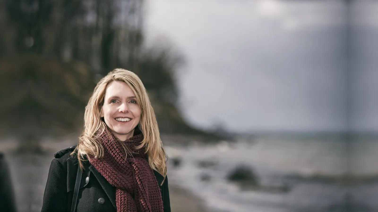 Spiegel-Bestseller-Autorin Eva Almstädt, bekannt durch ihre Krimireihe um Pia Korittki, präsentiert ihr neuestes Werk „Ostseedämmerung“. (Foto: Eva Almstädt)