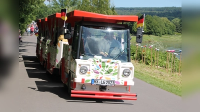 Bummelt ab dem 1. Mai wieder flüsterleise mit Elektroantrieb an der Weser entlang von Höxter nach Corvey: Höxters Bimmelbahn. (Foto: Huxarium Gartenpark)