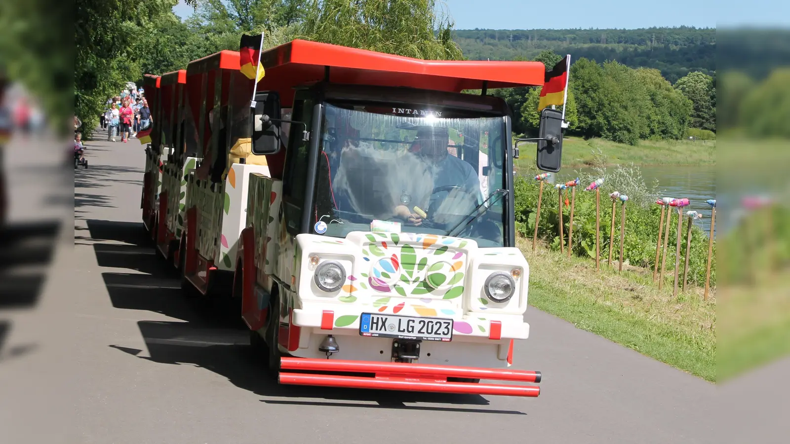 Bummelt ab dem 1. Mai wieder flüsterleise mit Elektroantrieb an der Weser entlang von Höxter nach Corvey: Höxters Bimmelbahn. (Foto: Huxarium Gartenpark)