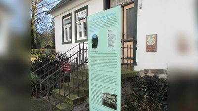 Bereits vor dem Museum erhalten Besucher erste Informationen über eine Glasstele. (Foto: privat)