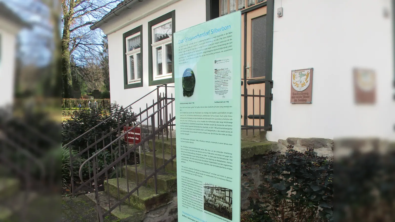 Bereits vor dem Museum erhalten Besucher erste Informationen über eine Glasstele. (Foto: privat)
