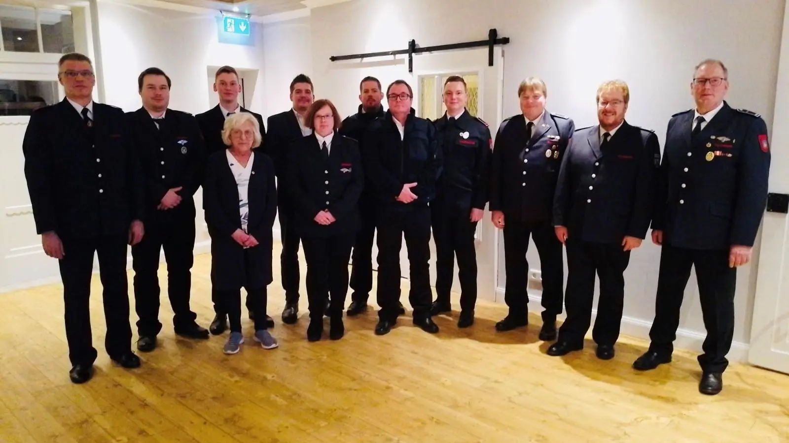 (v.l.) Stellv. Löschgruppenführer Hauptbrandmeister Klaus Dierkes, Unterbrandmeister Niklas Pecher, Feuerwehrmann Alexander Menke, Wirtin und unterstützendes Mitglied Marita Soethe, Oberfeuerwehrmann Sven Langer, Oberfeuerwehrfrau Katharina Suermann, Oberfeuerwehrmann Sebastian Hoffmann, Oberfeuerwehrmann Alexander Dierkes, Brandmeister Moritz Menke, Brandinspektor Thomas Pecher, Stadtbrandinspektor Stefan Nostitz, Löschgruppenführer Brandinspektor Ingolf Menke. (Foto: Löschgruppe Dalhausen)