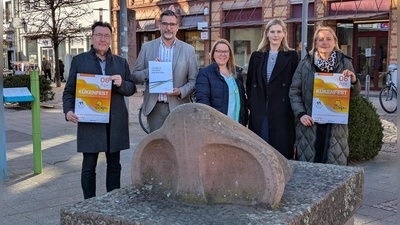 V.l.: Volkmar Stanoschek, Geschäftsführer Stadtmarketing Holzminden GmbH; Bürgermeister Christian Belke; Inga Schaper, Teamleiterin Eventmanagement der Stadtmarketing Holzminden GmbH; Sarah Krause, PR &amp; Marketing der Stadtwerke Holzminden GmbH; Bianca Kleeschulte, 1. Vorsitzende des Werbekreis Holzminden e.V. sehen dem Traditionsfest voller Vorfreude entgegen. (Foto: Stadtmarketing Holzminden GmbH)