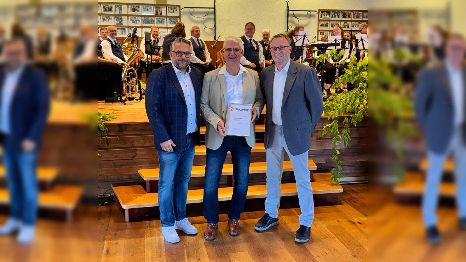 Verleihung des Verbandsverdienstzeichen in Silber von Matthias Bergmann und Dieter Attelmann an Dr. Michael Klein. (Foto: privat)