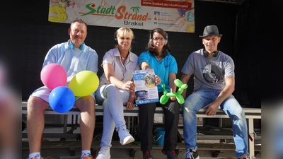 DJ Sventastic (v.l.), Ulrike Nolte (Gleichstellungsbeauftragte Stadt Brakel), Ninja Bröker (Jugendfreizeitstätte) und DJ Mr. D. White möchten auf die Veranstaltung am 15. September am Brakeler Stadtstrand hinweisen. (Foto: Stadt Brakel)