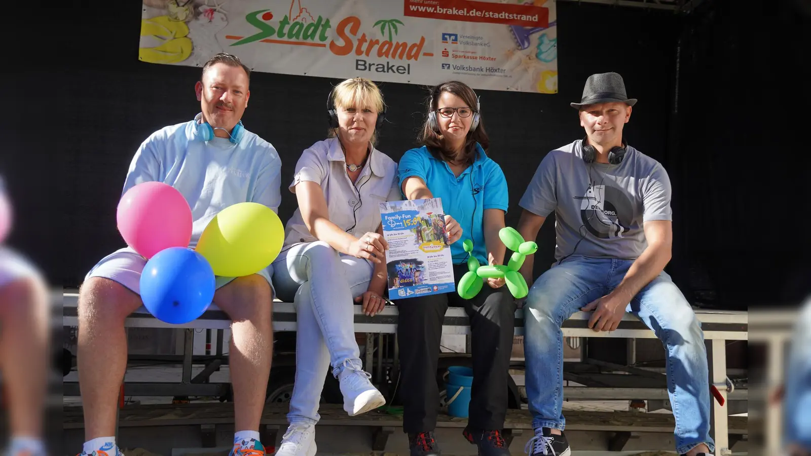 DJ Sventastic (v.l.), Ulrike Nolte (Gleichstellungsbeauftragte Stadt Brakel), Ninja Bröker (Jugendfreizeitstätte) und DJ Mr. D. White möchten auf die Veranstaltung am 15. September am Brakeler Stadtstrand hinweisen. (Foto: Stadt Brakel)