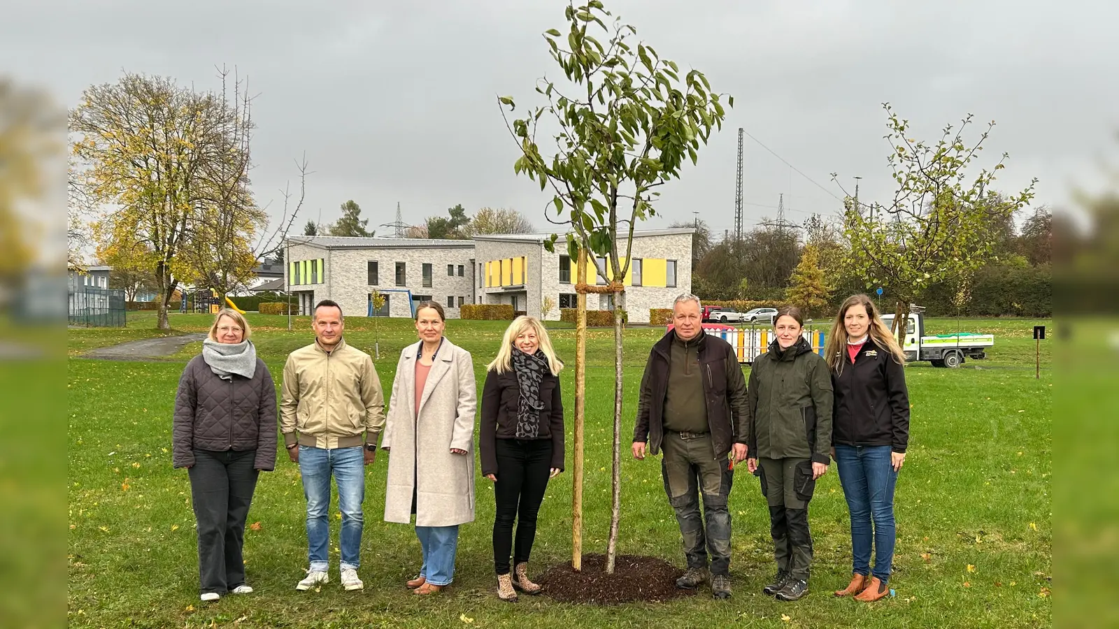 Carmen Watermeyer-Fels (BeSte Stadtwerke), Alex Jaeger, Nicole Evers Jessica Scholle (alle Jugenddorf Petrus Damian), Thorsten Koch und Marie Brake (Baumschule Koch Borgentreich) sowie Julia Franzmann (BeSte Stadtwerke) freuen sich über die gemeinsame Aktion. (Foto: privat)